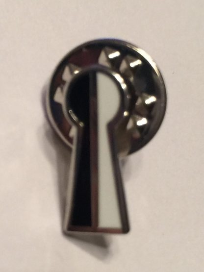 Keyhole pin